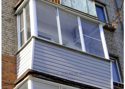 Холодное остекление алюминиевыми окнами с выносом и с внешней отделкой сайдингом в Пушкино