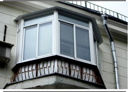 Холодное остекление балкона алюминиевыми окнами с кровлей из профлиста в Пушкино