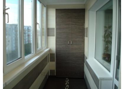 Теплое остекление балкона с утеплением и отделкой ПВХ панелями и ламинатом в Пушкино