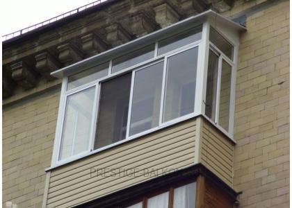 Холодное остекление балкона алюминиевыми окнами с внешней отделкой сайдингом и кровлей из профлиста в Пушкино