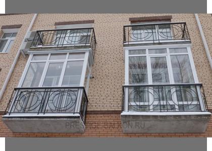 Французское остекление балкона пластиковыми окнами с фигурными ограждениями в Пушкино
