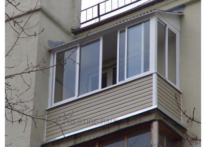 Холодное остекление балкона раздвижными окнами с выносом и крышей в Пушкино