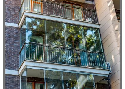 Безрамное остекление балкона с отделкой ограждений в Пушкино