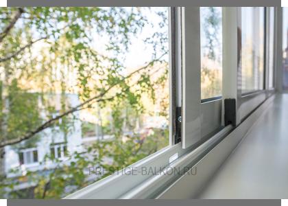 Раздвижное холодное остекление балкона с шумопонижающими отливами в Пушкино