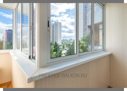 Холодное раздвижное остекление алюминиевыми окнами с отделкой стен и потолка ламинированными панели в Пушкино