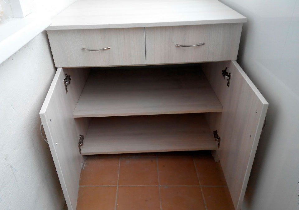 Шкафы и тумбы на балконы и лоджии