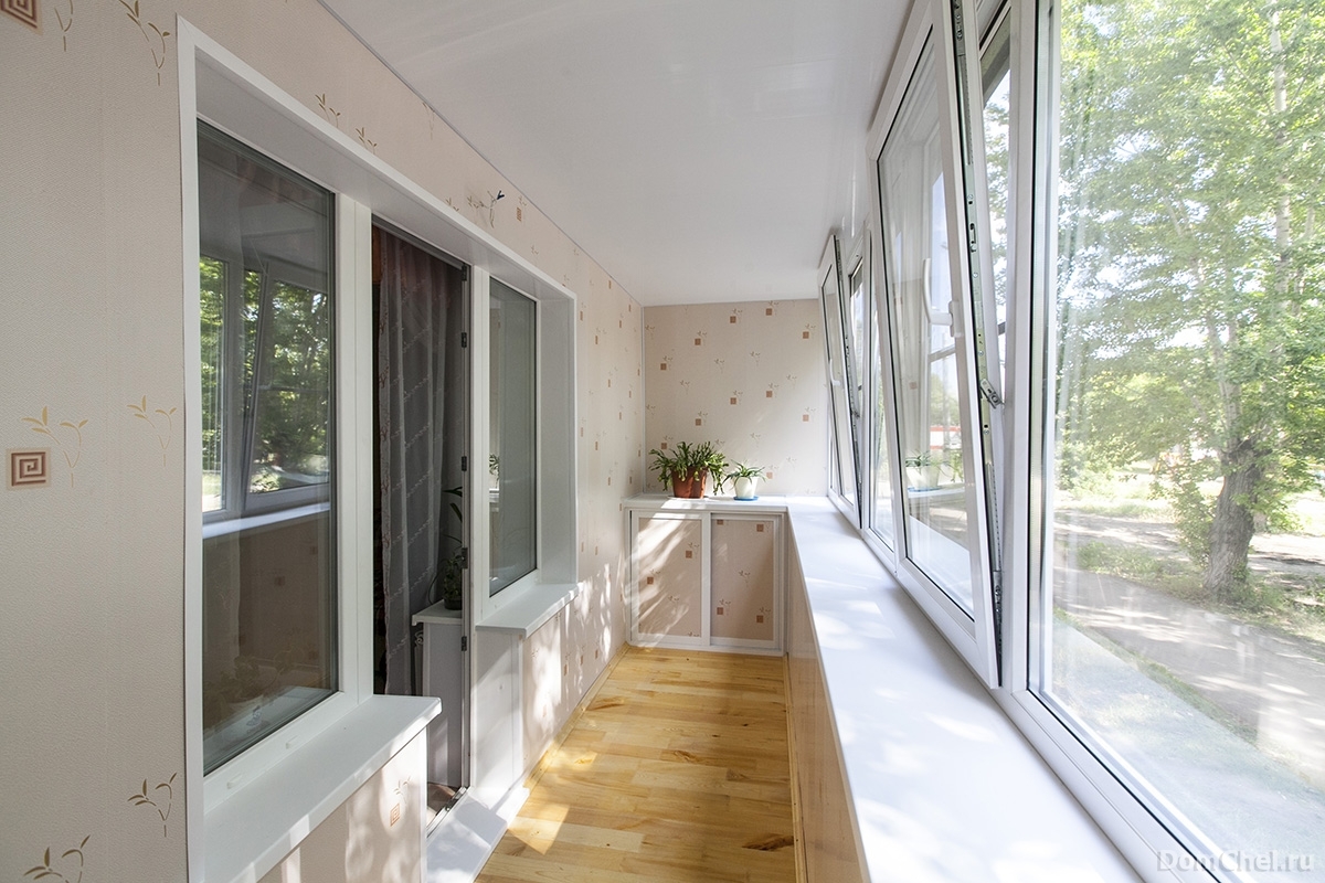 Теплое остекление лоджии пластиковыми окнами и отделка стен и потолка пластиковыми панелями в Пушкино