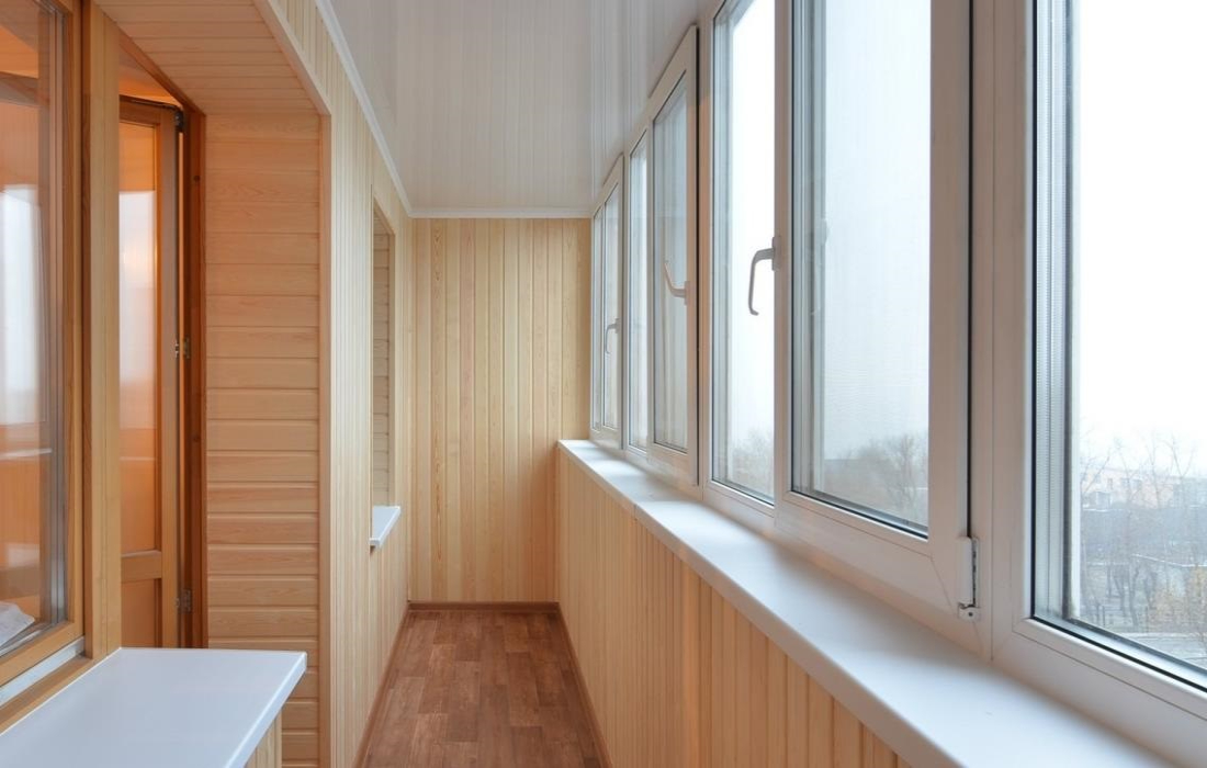 Тёплое остекление балкона профилем Veka и отделка стен деревом в Пушкино