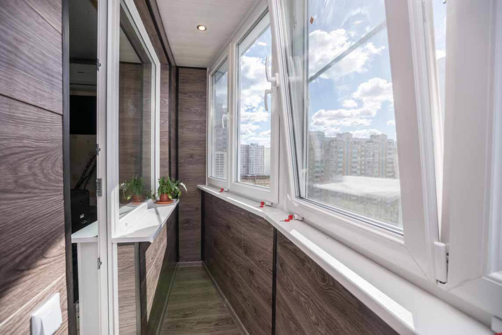 Тёплое остекление балкона профилем Rehau c отделкой ламинатом в Пушкино