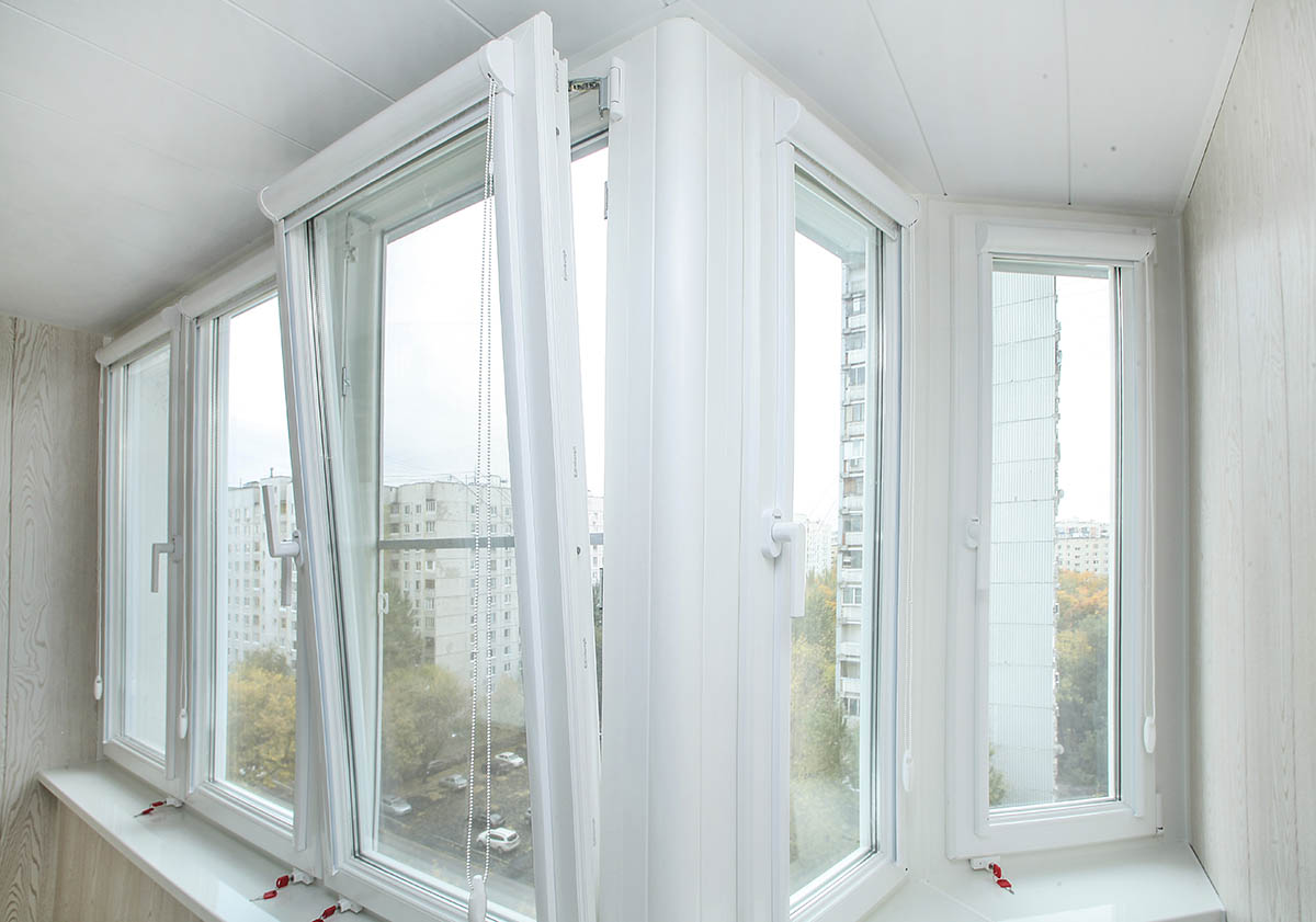 Тёплое остекление пластиковыми окнами балкона профилем КВЕ и отделкой стен гипсокартоном в Пушкино