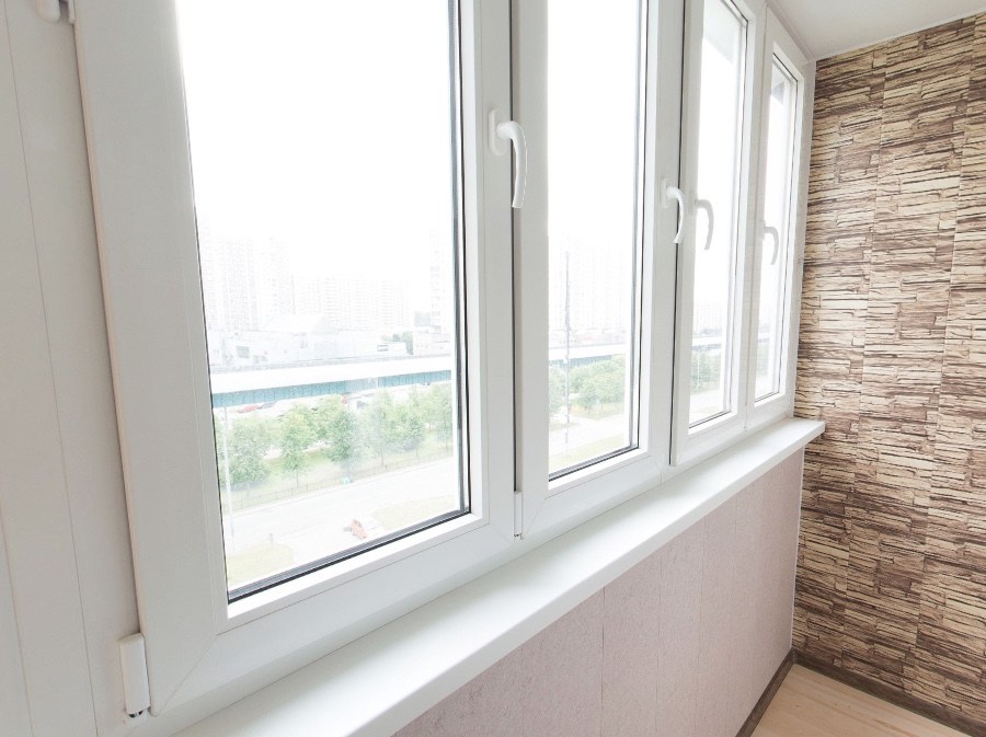 Тёплое остекление балкона профилем КВЕ и комбинированной отделкой пластиком и деревом в Пушкино