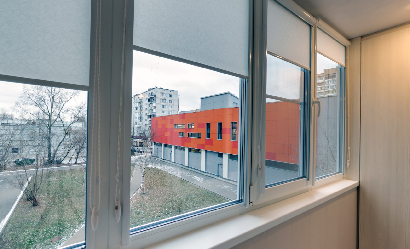 Теплое остекление балкона профилем REHAU с отделкой и выпадающими шторами в Пушкино