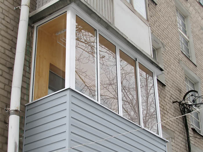 Холодное остекление балкона алюминиевыми окнами Provedal и отделкой деревянной вагонкой в Пушкино