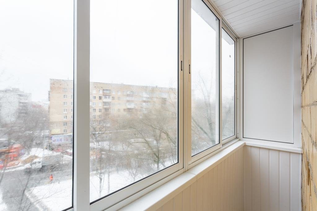 Холодное остекление балкона профилем Provedal и отделкой стен и потолка вагонкой ПВХ в Пушкино