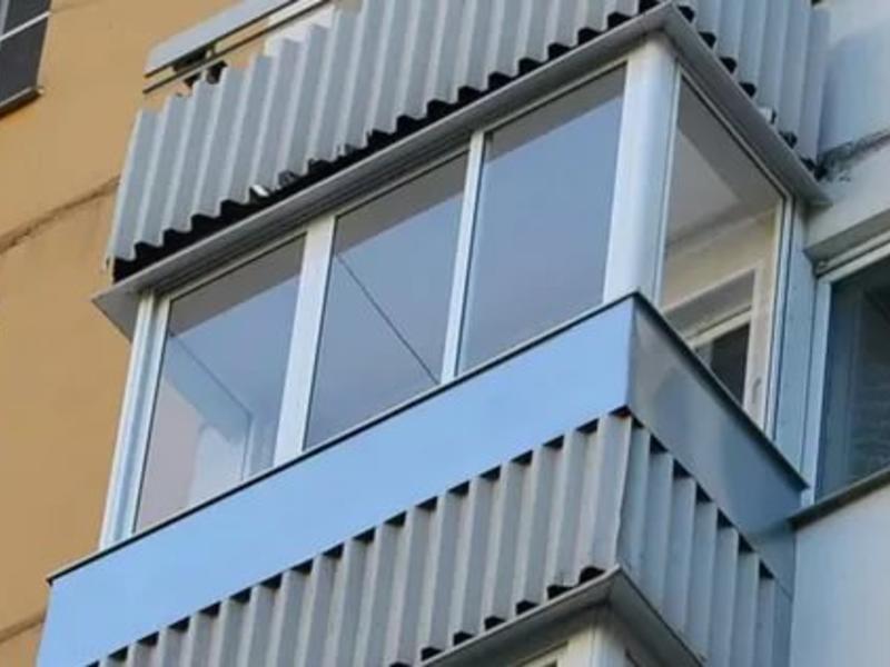 Холодное остекление балкона профилем Provedal и покрытие пола линолеумом в Пушкино