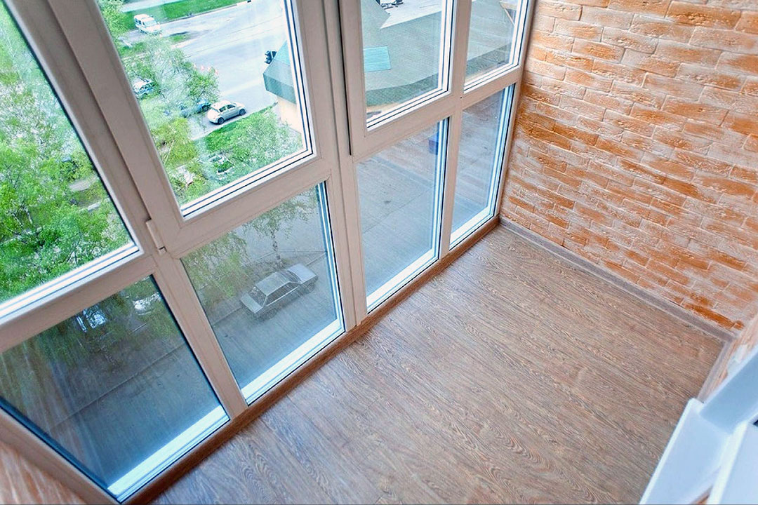 Панорамное остекление балкона с отделкой кирпичом в Пушкино