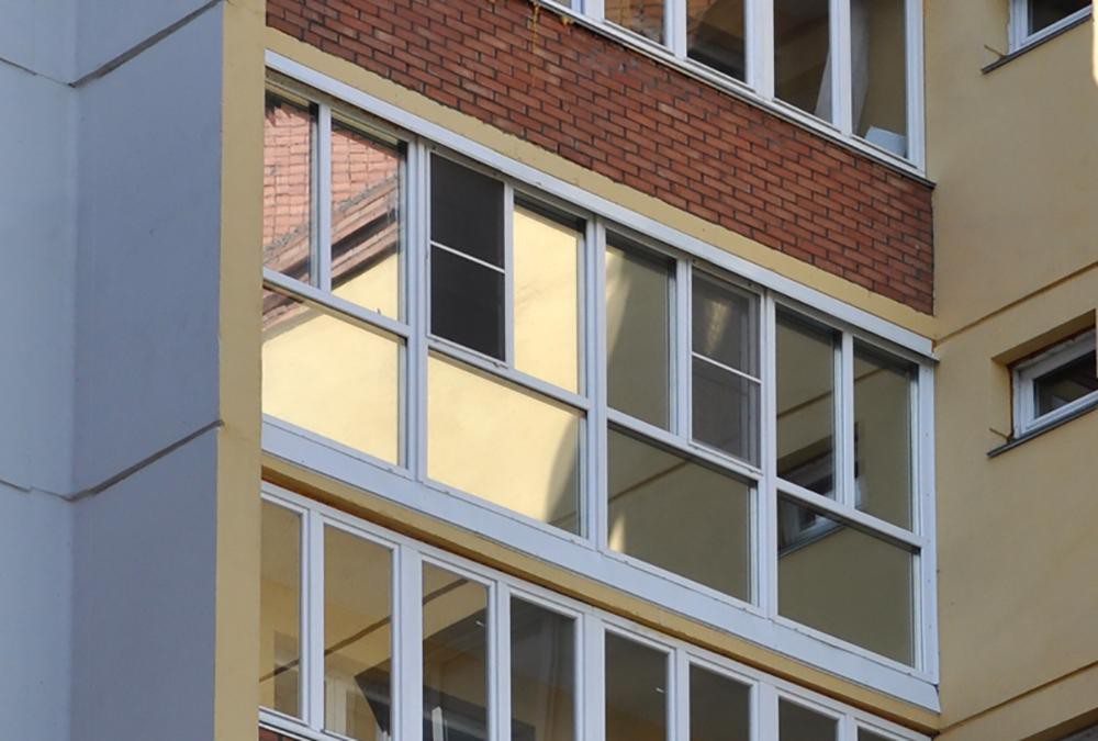 Панорамное остекление лоджии от пола до потолка в Пушкино