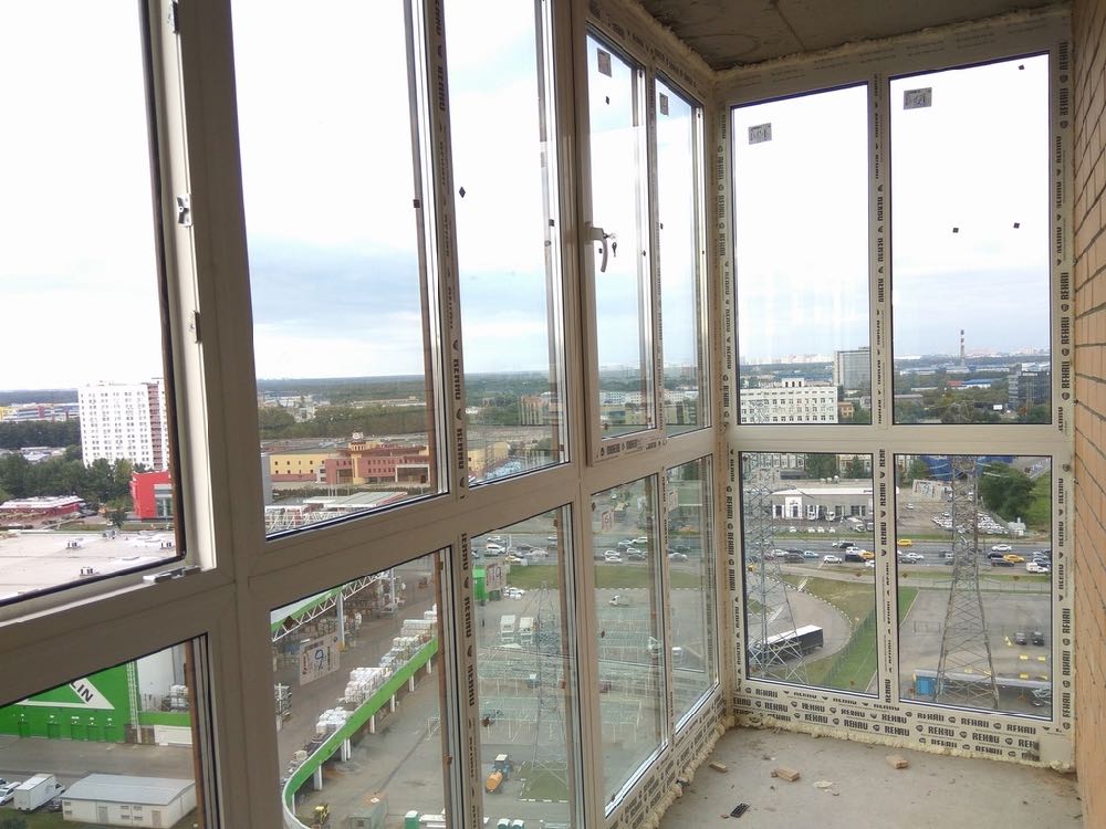 Французское панорамное остекление балкона от пола до потолка в Пушкино