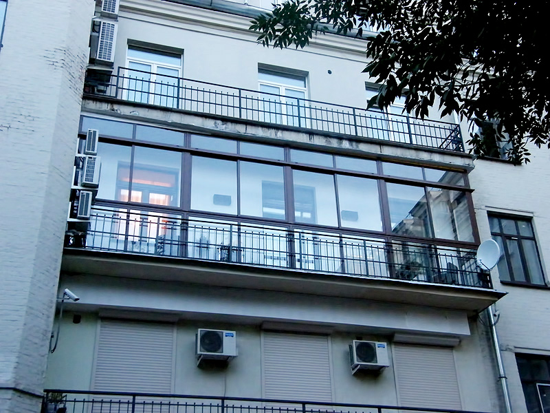 Панорамное остекление балкона с отделкой ограждения в Пушкино