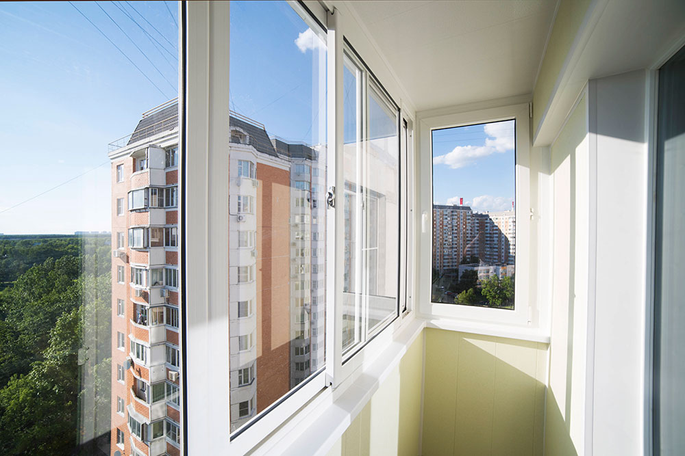 Холодное остекление раздвижными окнами с отделкой стен и потолка ламинированными панелями в Пушкино