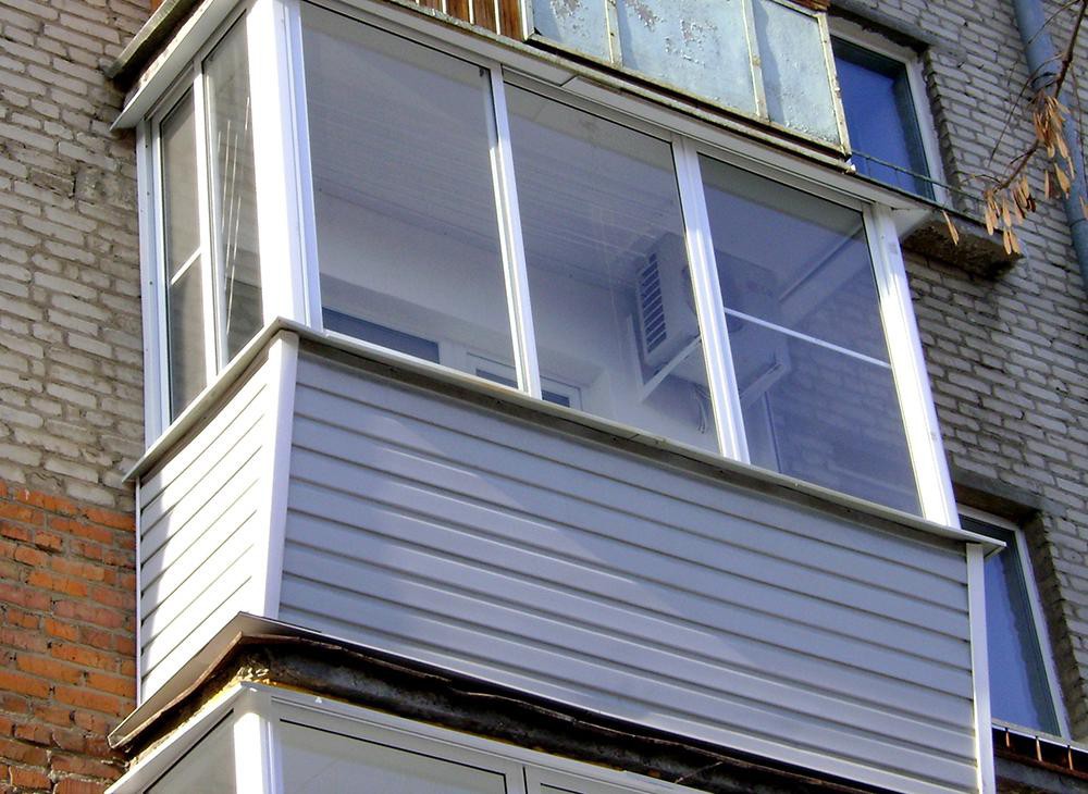 Холодное остекление алюминиевыми окнами с выносом и с внешней отделкой сайдингом в Пушкино