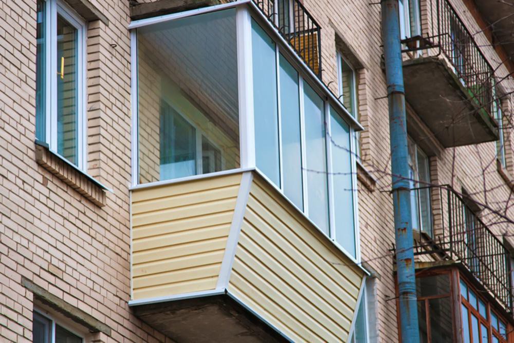 Холодное остекление балкона алюминиевыми окнами с внешней отделкой сайдингом с выносом и с шумопонижающими отливами в Пушкино