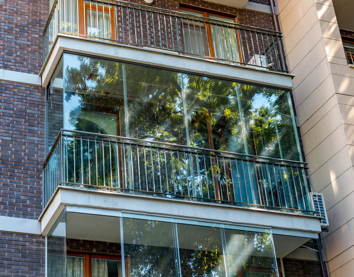 Безрамное остекление балкона с отделкой ограждений в Пушкино