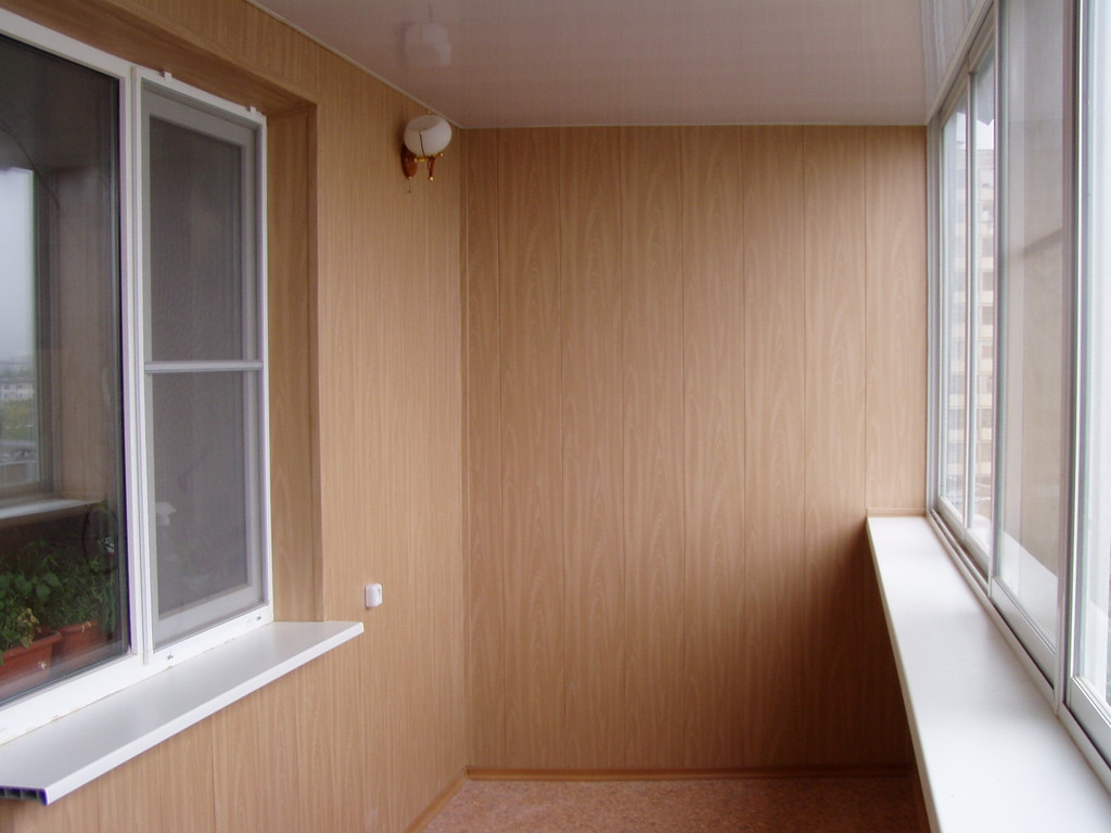 Теплое остекление с утеплением и отделкой ламинированными панелями в Пушкино