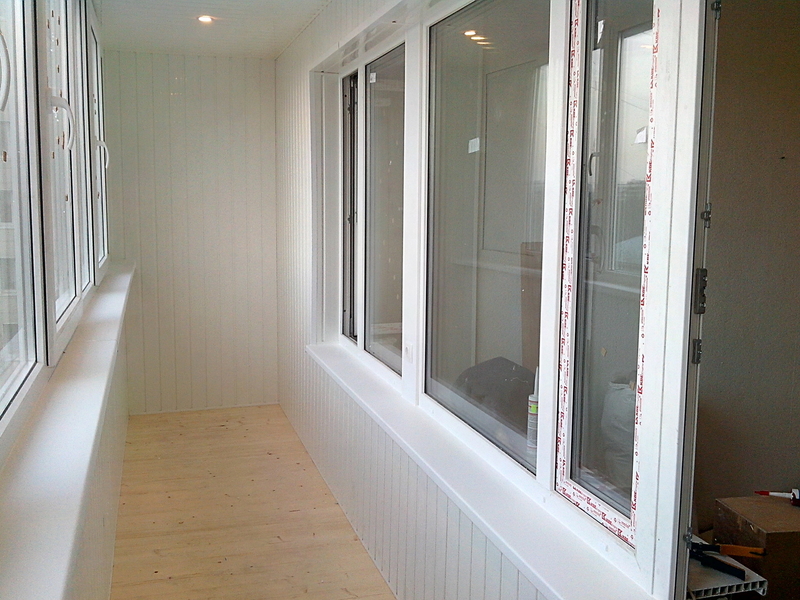 Теплое остекление балкона профилем rehau с утеплением и деревянной отделкой в Пушкино
