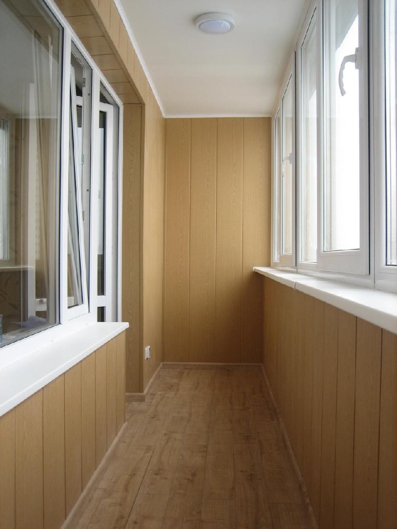 Теплое остекление лоджии и отделка стен и потолка ламинированными панелями в Пушкино