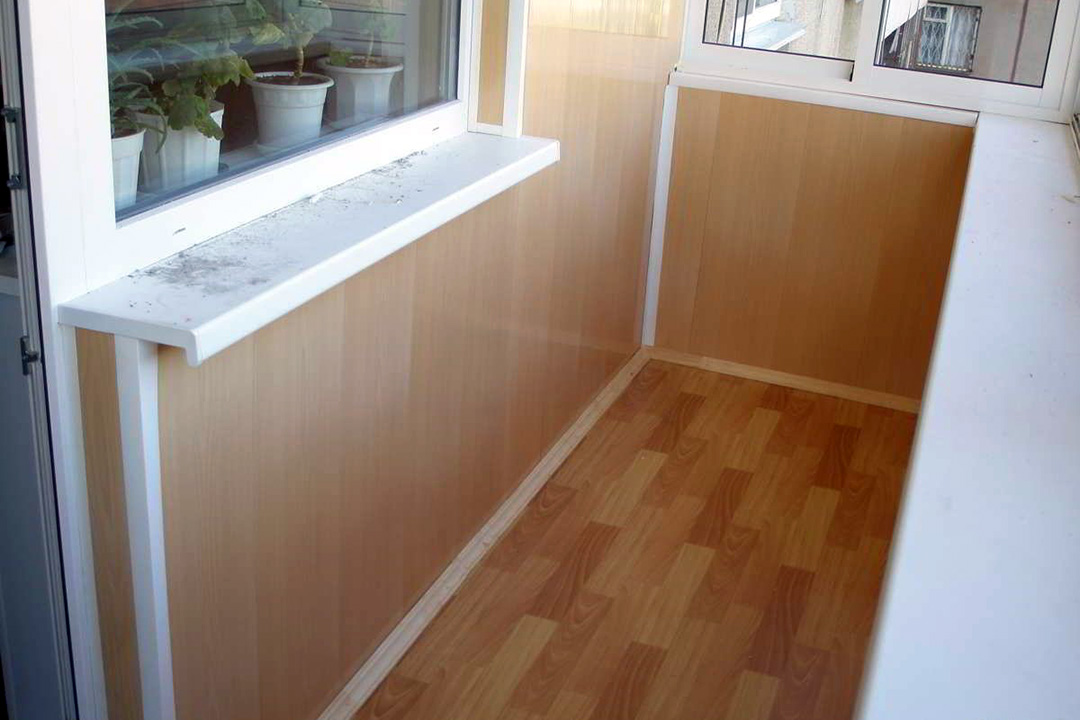 Теплое остекление балкона пластиковыми окнами и электрическим теплым полом в Пушкино