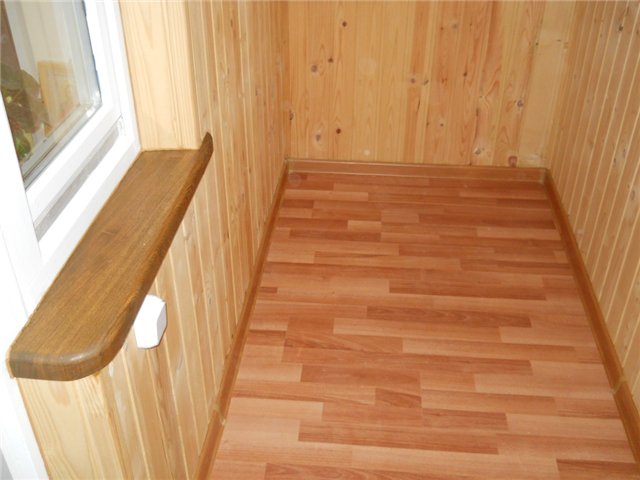 Теплое остекление балкона пластиковыми окнами установкой ИК-обогрева на стены в Пушкино