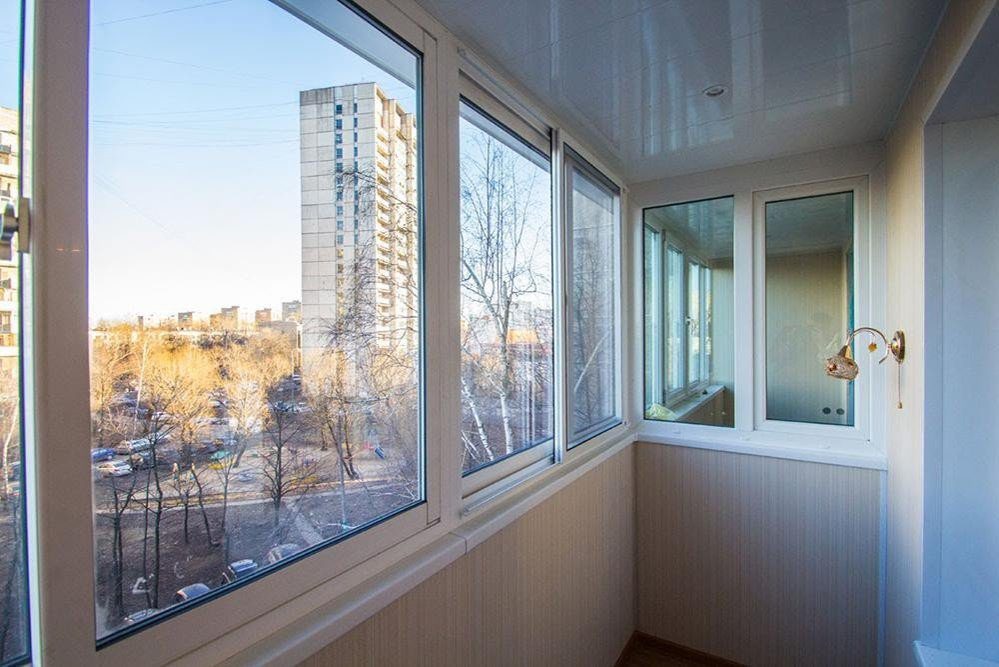 Раздвижное остекление алюминиевыми окнами с отделкой стен вагонкой ПВХ в Пушкино